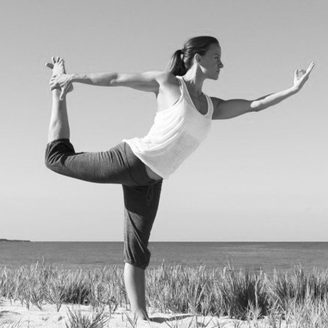 personne qui prend une posture de yoga